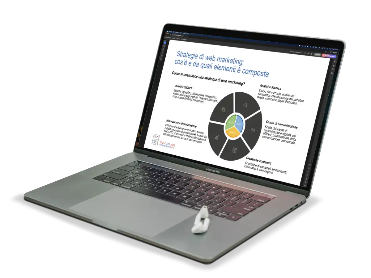 Computer portatile scontornato che mostra la slide di un corso di formazione sulla strategia di marketing