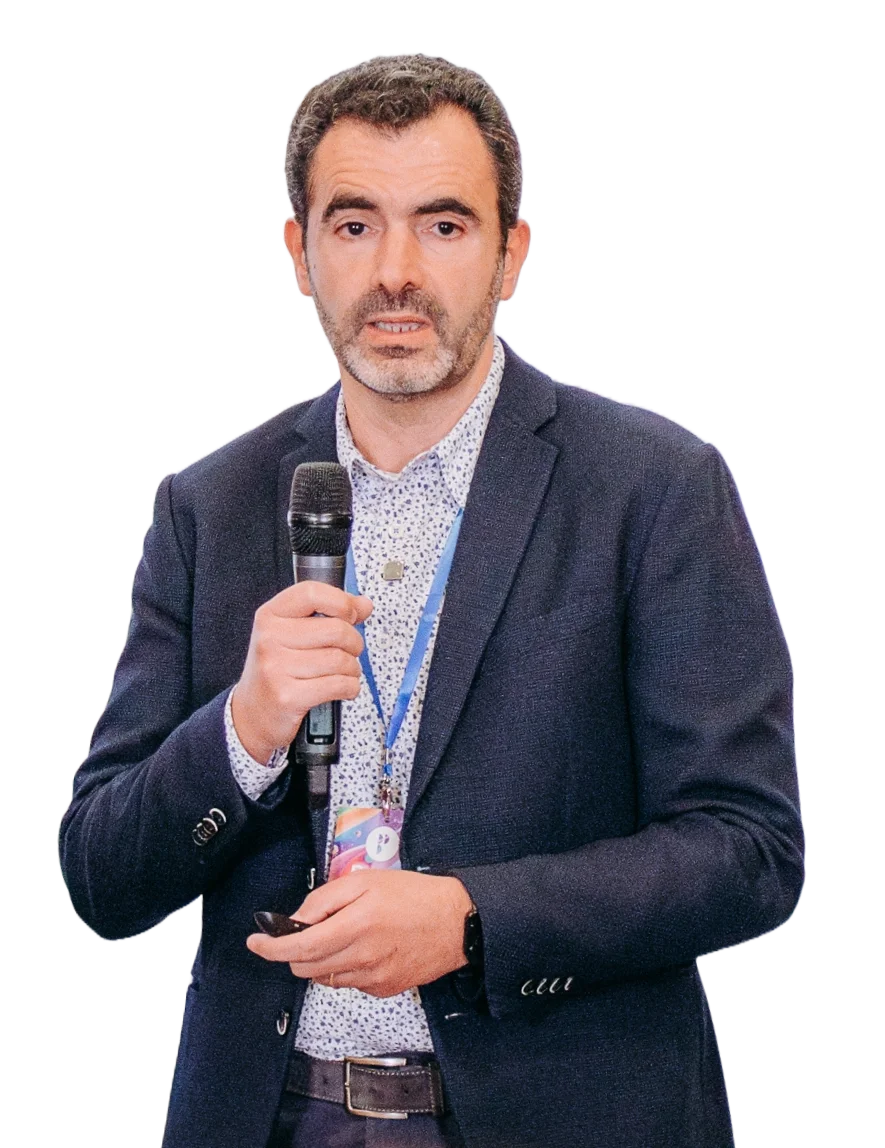 Luca Giavara in piedi con il microfono in mano durante uno speech organizzato da Taeda Communication