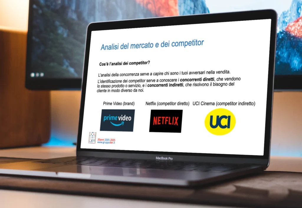 Un MacBook mostra una slide con l'analisi dei competitor per un sito web