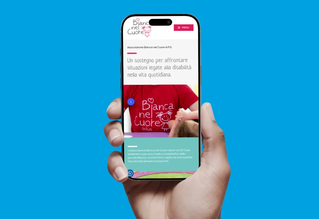 Mano impugna un iPhone 16 Pro che mostra sullo schermo la homepage del sito dell'associazione di beneficenza Bianca nel Cuore APS