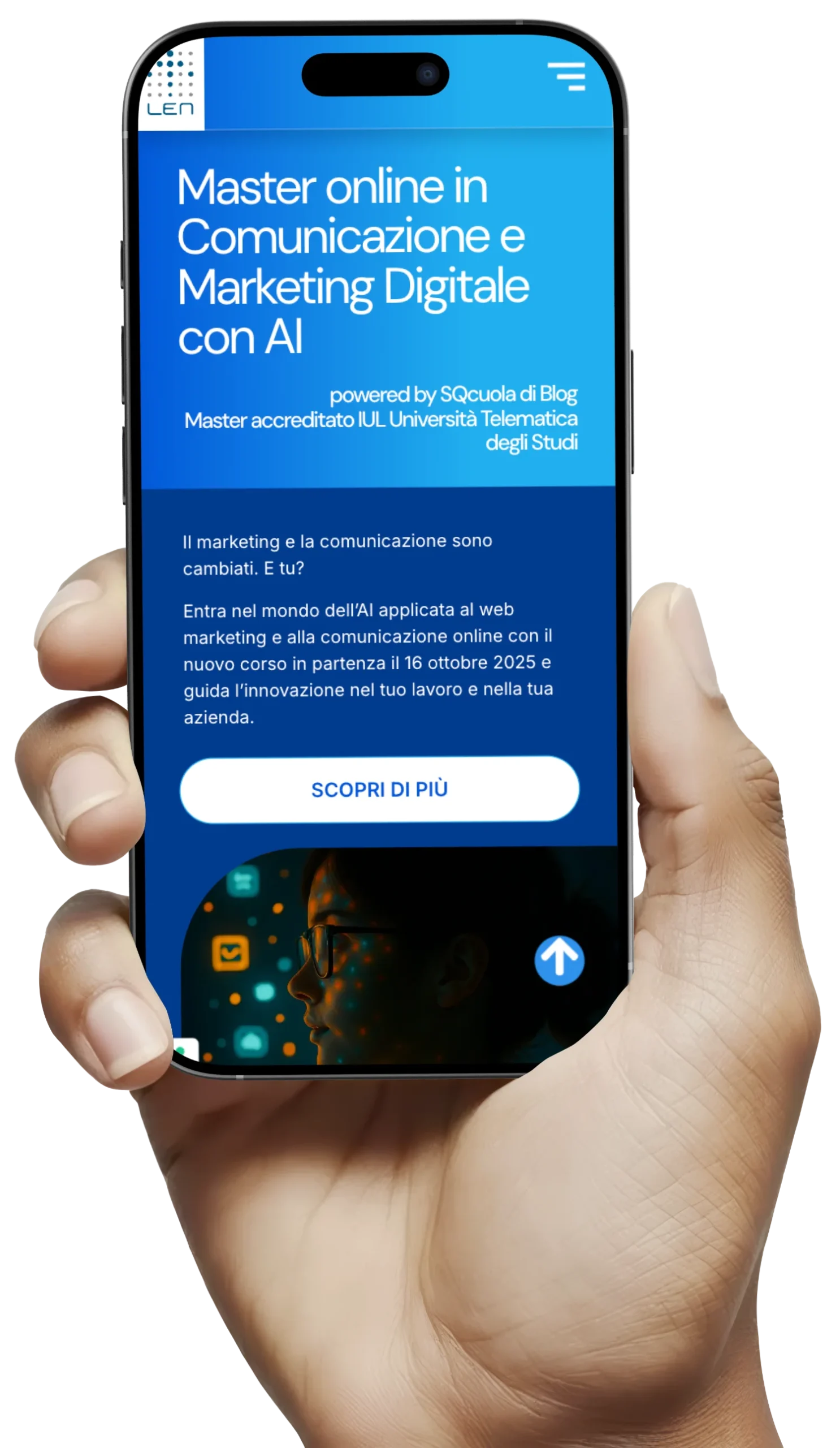Mano che sorregge uno smartphone sul quale è mostrata la homepage del sito Master in Comunicazione e Marketing con l'AI realizzato da Luca Giavara per Gruppo LEN
